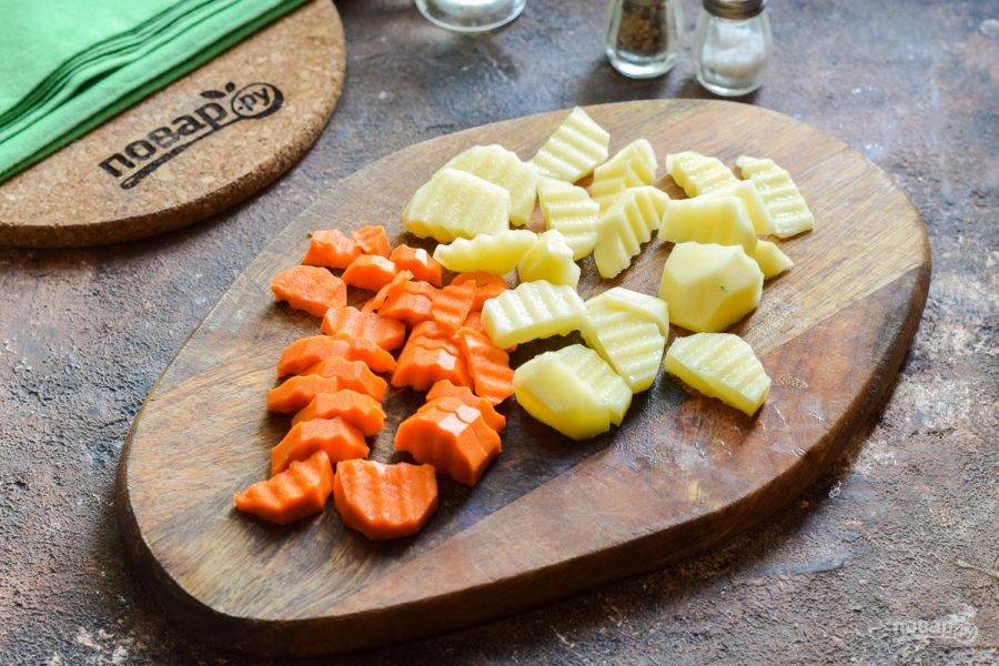 Картофель и морковь очистите, нарежьте небольшими кусочками.