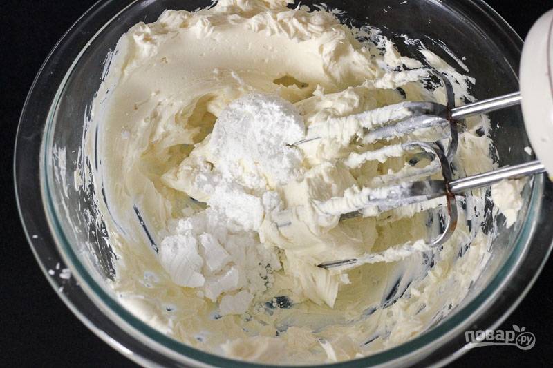 3. Пока слойки выпекаются можно заняться начинкой. В глубокую мисочку отправьте крем-сыр, сахарную пудру и ванильный экстракт. 