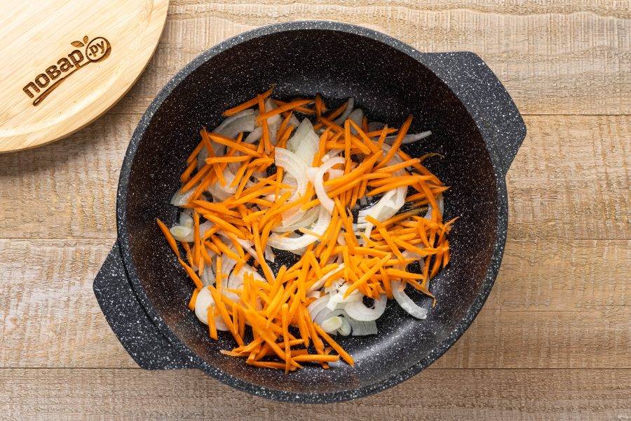 Морковь натрите на терке, а лук нарежьте полукольцами. Обжарьте овощи в растительном масле 2-3 минуты.
