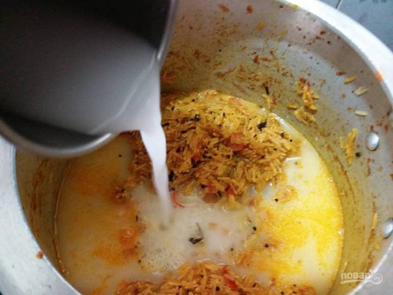7. Залейте рис молоком и готовьте до выпаривания влаги.