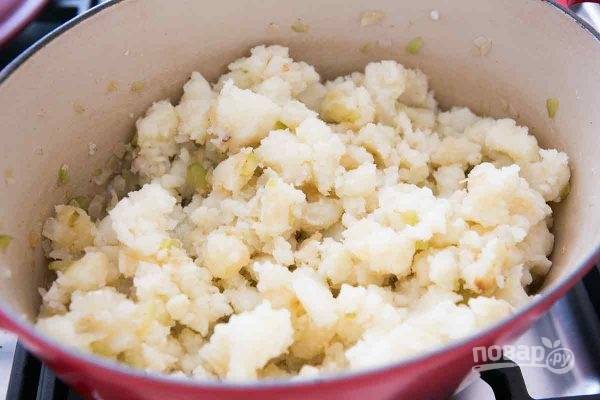 4. Готовый картофель немного остудите, очистите и выложите мякоть в кастрюлю. 