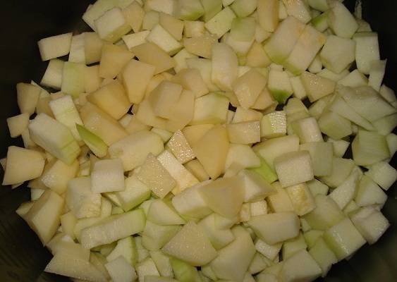 Для начала промываем кабачок, срезаем с него кожуру, удаляем семена и нарезаем его кубиками. Картофель также чистим, промываем и нарезаем кубиками, выкладываем овощи в чашу мультиварки. 
