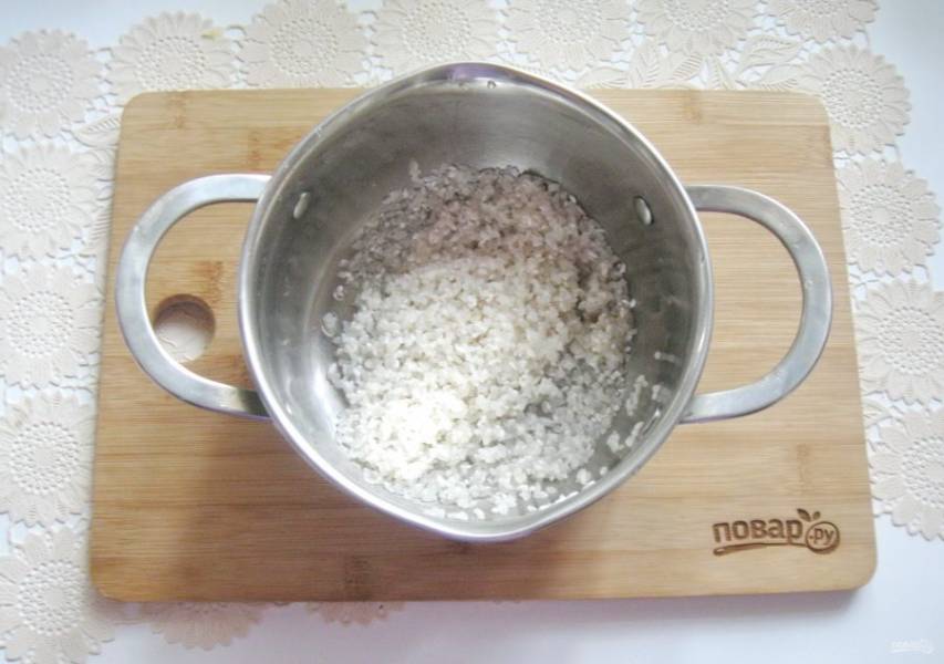 Рис тщательно помойте и выложите в кастрюлю.