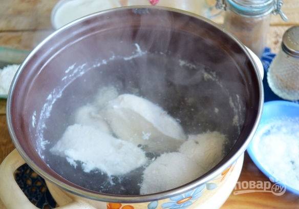 9. Куриную грудку вымойте и отварите в подсоленной воде до готовности. 