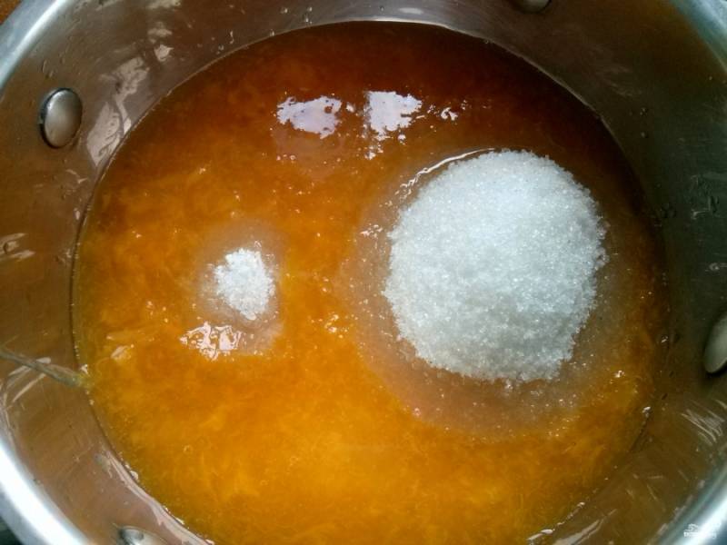4. В протертое пюре добавьте соль и сахар. Варите на медленном огне 15 минут, периодически помешивая.