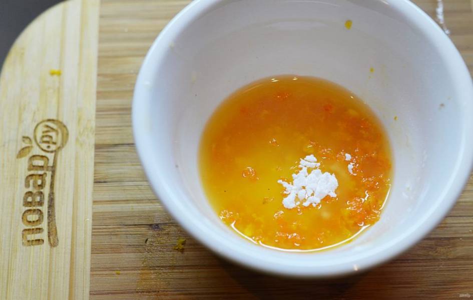 2. Добавьте сок апельсина и сахар, уварите до состояния соуса.