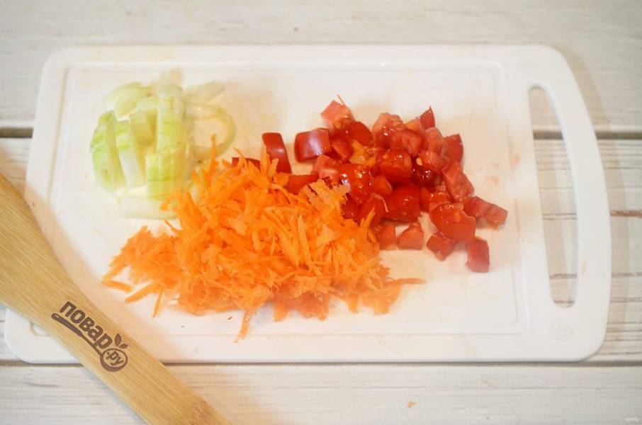 6. Морковь натрите, лук и помидоры нарежьте кубиком.

