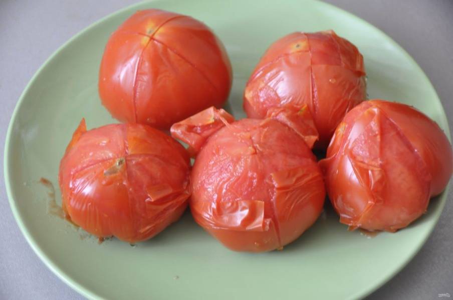 Посте такой контрастной термической обработки, можно легко очистить помидоры от кожицы.