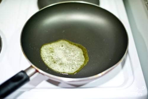 В сковородке разогреваем немного оливкового или сливочного масла.