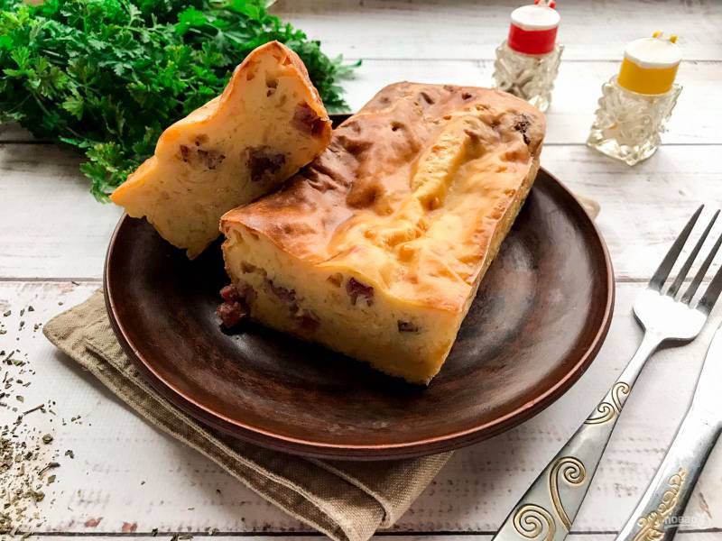 Пирог с колбасой и сыром на сковороде - 9 пошаговых фото в рецепте