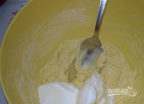В желточно-сахарную смесь аккуратно введите всю порцию заранее просеянной муки. Аккуратно все перемешайте. Затем выложите в получившуюся массу взбитые белки и очень осторожно их вмешайте. 