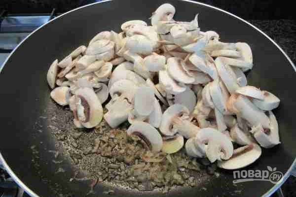 3.	Положите нарезанный лук-шалот и тушите его несколько минут, затем добавьте грибы, соль и черный перец.