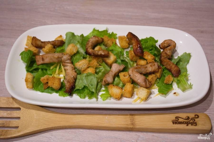 На растительном масле обжарьте куриное филе, посолите его и поперчите. Остывшее филе выложите на салатные листья.