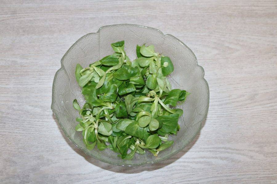 В большой салатник выложите салат корн.
