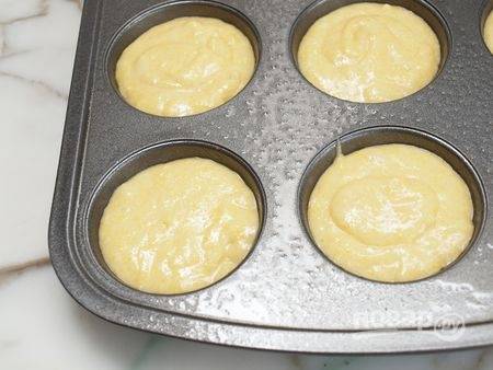 5. Подготовьте форму для выпечки кексов. При необходимости (если она не силиконовая) смажьте немного маслом и разложите тесто. Отправьте в разогретую духовку. 