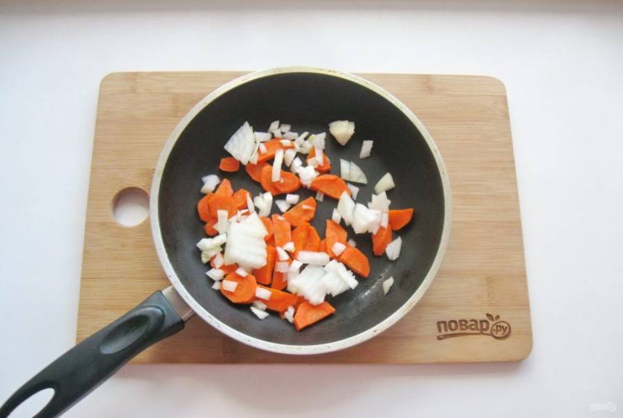 Лук и морковь очистите, помойте и нарежьте произвольно. Выложите в сковороду.