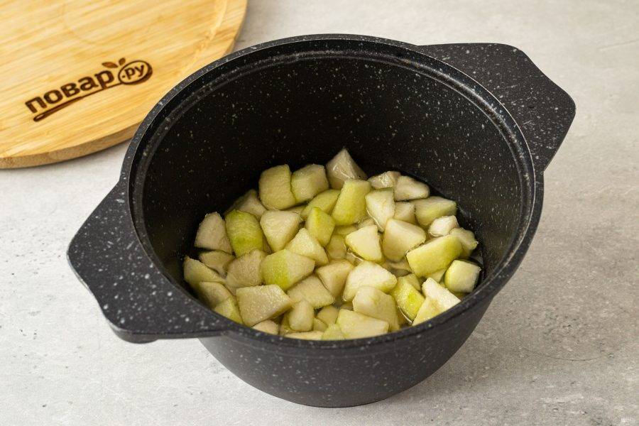 Затем переложите грушу в кастрюлю с толстым дном. Доведите до кипения на среднем огне. Проварите 5-6 минут.