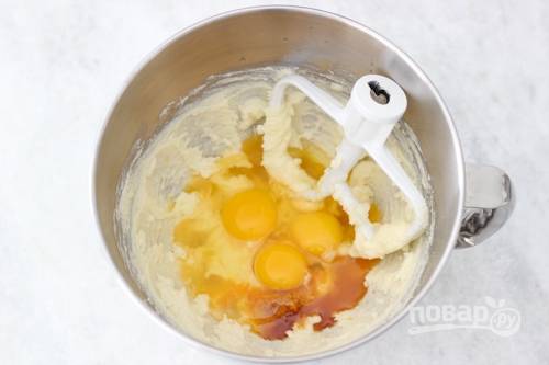 3. Вбейте яйца, для более интересного аромата можно добавить также ванильный экстракт. 