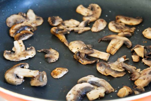 2. На сковороду налить немного растительного масла и отправить туда грибочки. Обжарить их на среднем огне до аппетитной корочки. 