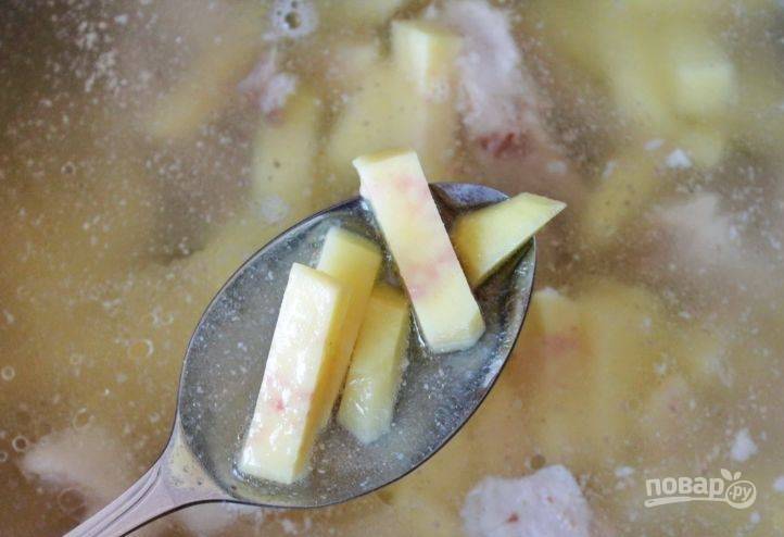 Картофель очистите и вымойте под проточной водой. Затем нарежьте его небольшими брусочками. Как только бульон с мясом закипит, положите в него картофель.