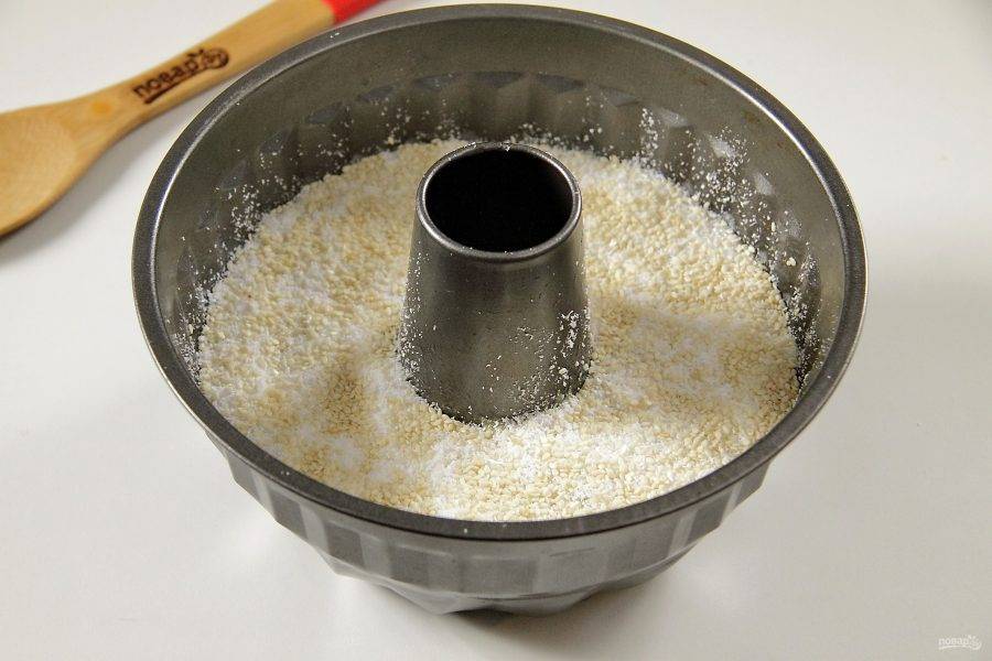 Перелейте тесто в смазанную маслом форму. Сверху посыпьте кокосовой стружкой или кунжутом. Можно чем-то одним или и тем, и другим одновременно.