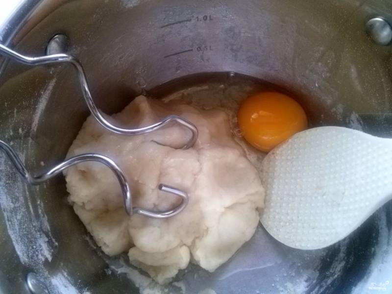 Немного остудите и добавьте 1 яйцо, перемешайте, затем добавьте второе яйцо и опять перемешайте.