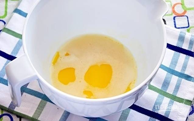 1. Первым делом поставьте вариться 2 яйца (вкрутую) и включите разогреваться до 200 градусов духовку. В глубокой мисочке растопите сливочное масло, немного остудите его. 