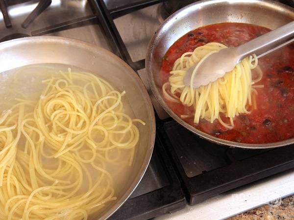 3. Переложите макароны на сковороду в соус. 