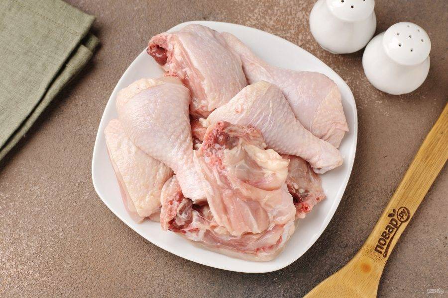 Курицу промойте, обсушите и нарежьте порционными кусочками.