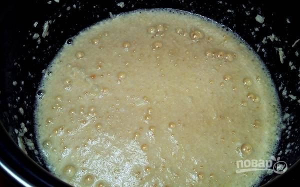 1. Перед началом процесса включите духовку, пусть она разогревается до 180 градусов. В глубокую мисочку отправьте размягченное сливочное масло, сахар и яйца. Взбивайте все пару минут миксером или венчиком.