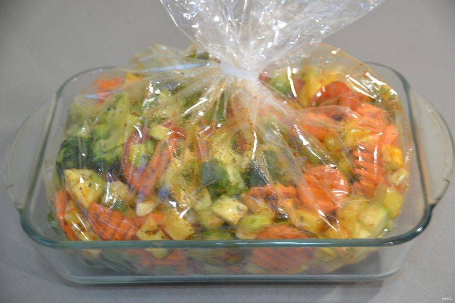 Запечь овощи в пакете. Овощи в пакете для запекания в духовке. Овощи в пакете в духовке. Пакет для запекания овощей в микроволновке. Овощи запеченные в пакете в духовке.