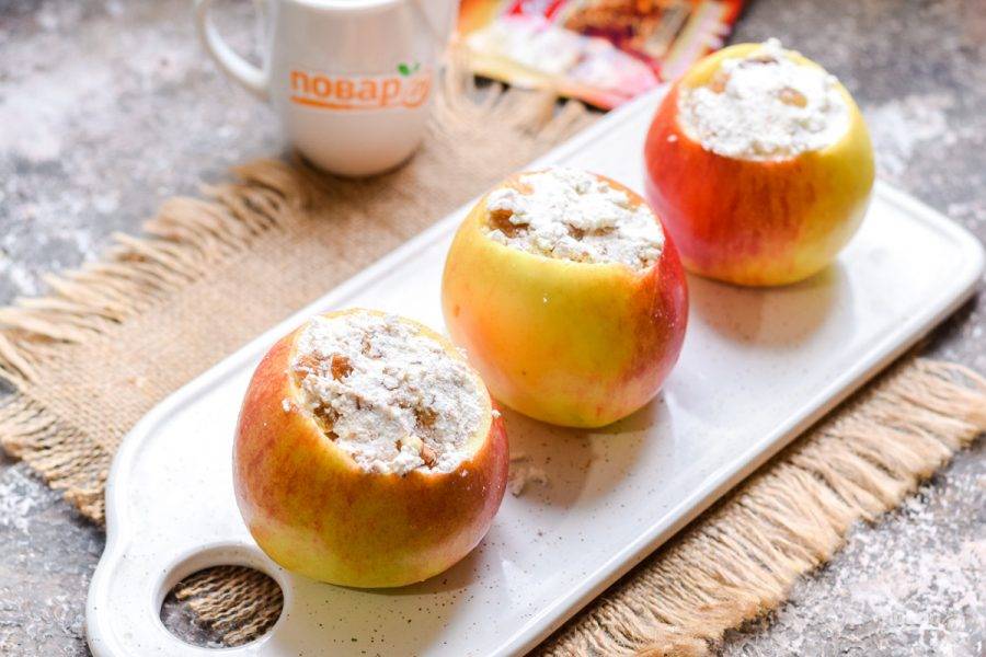 Наполните яблоки приготовленным творогом и отправьте в духовку. Запекайте яблоки при температуре 180 градусов 35 минут.