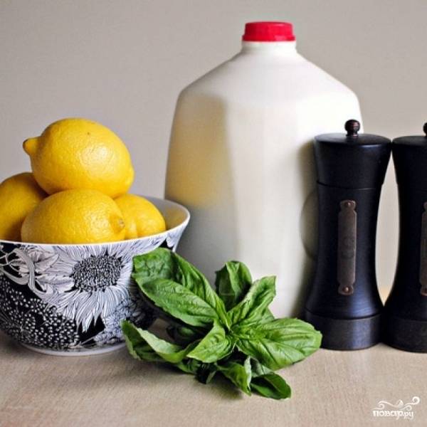 Набор ингредиентов невелик - молоко, базилик, лимон да соль с перцем.