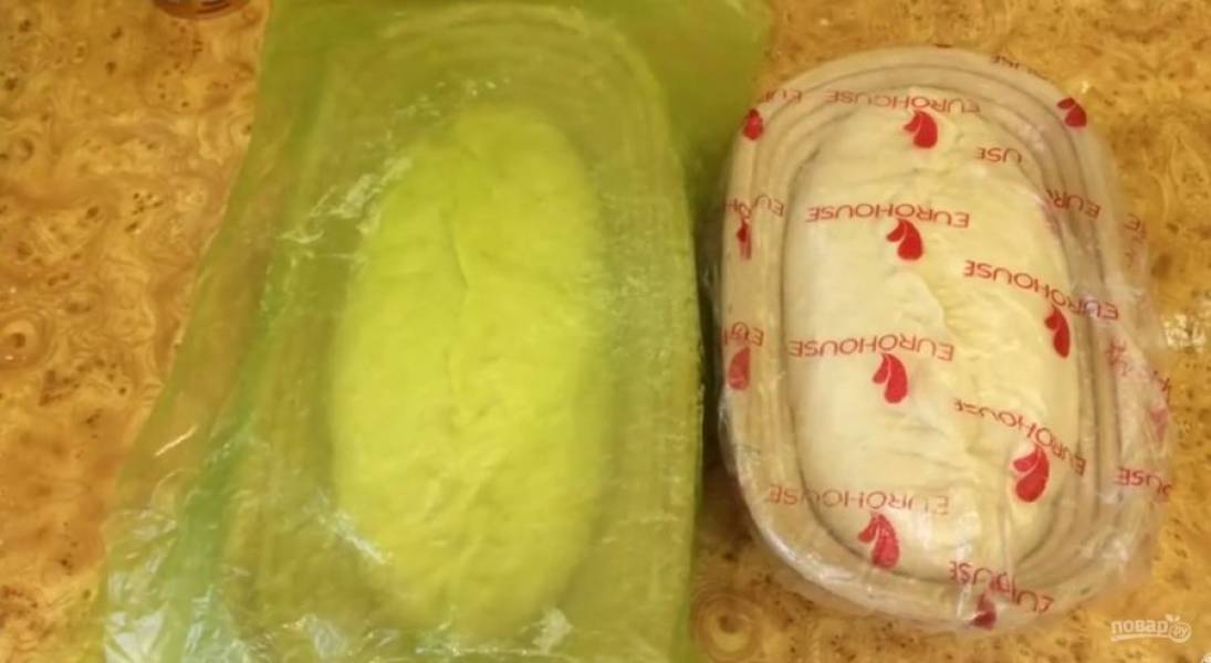 Заготовки выложите в присыпанную рисовой мукой корзинку швом вверх, накройте пленкой и оставьте на 60-90 минут при комнатной температуре.