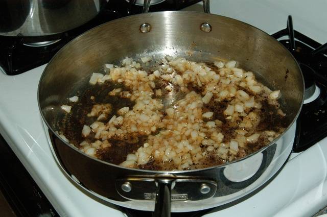 Посыпьте в сковороду для соуса мелко нарезанный лук. 