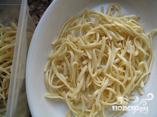 4. Пока помидоры готовятся, сварить макароны (лучше брать длинные изделия типа «спагетти»), как указано на пачке. 