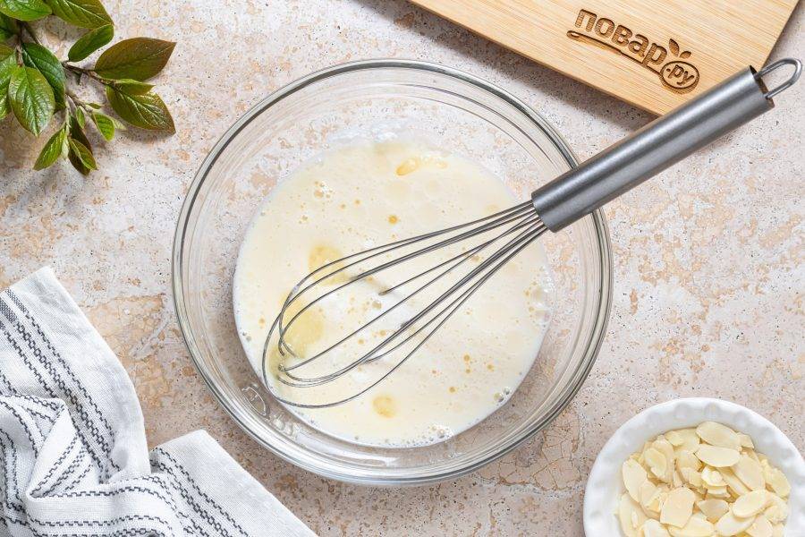 Для бисквита смешайте растительное масло с молоком, сахаром, солью и лимонным соком. Размешайте, чтобы сахар растворился.