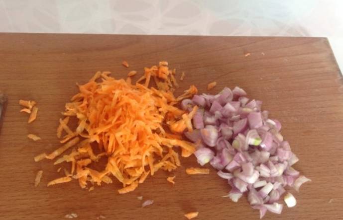 Измельчаем лук, морковь натираем на терке.