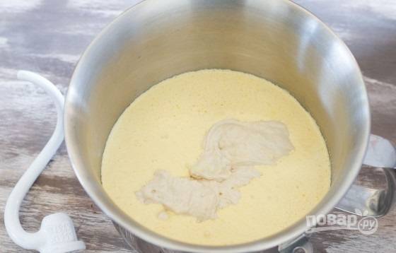 3. Добавьте в миску к желткам ваниль, соль, размягченное сливочное масло, а затем тесто, хорошенько все перемешайте. 
