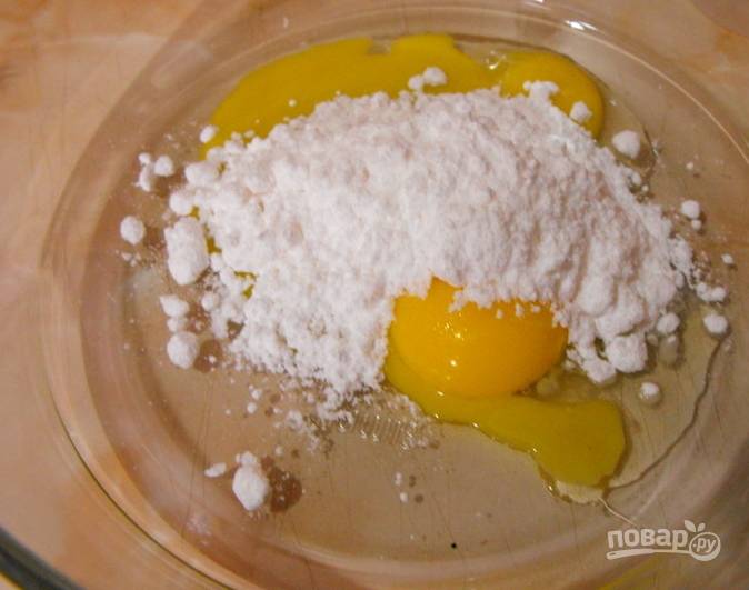 Разбиваем яйца, отделяем желтки от белков. Нам нужны желтки. Кстати, из белков можно сделать вкуснейшее безе как раз к заварному крему. Растираем желтки с сахаром. 