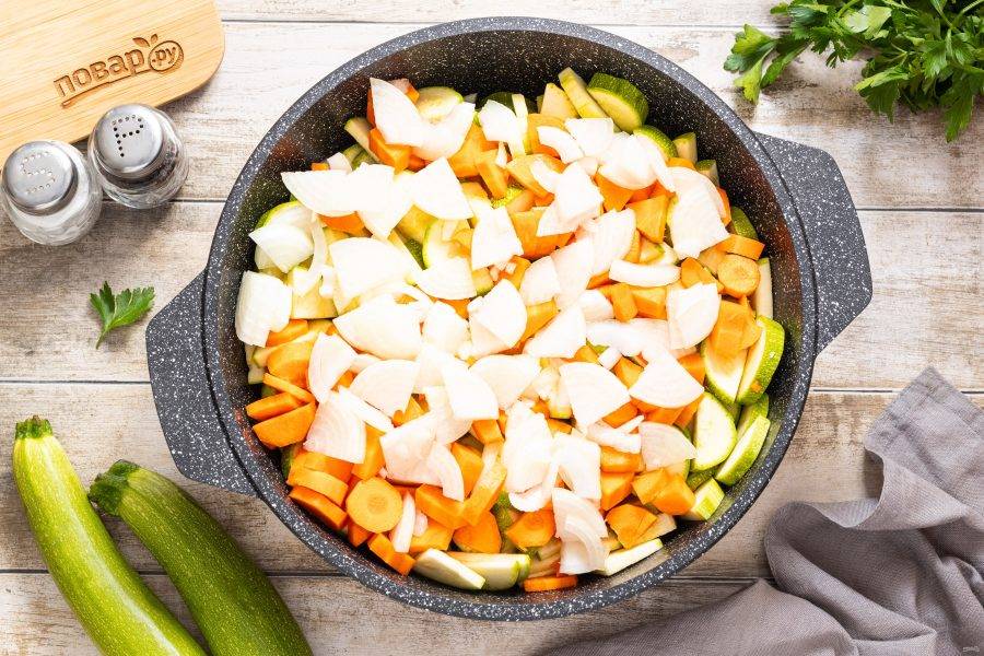 Репчатый лук нарежьте полукольцами и переложите к остальным овощам.