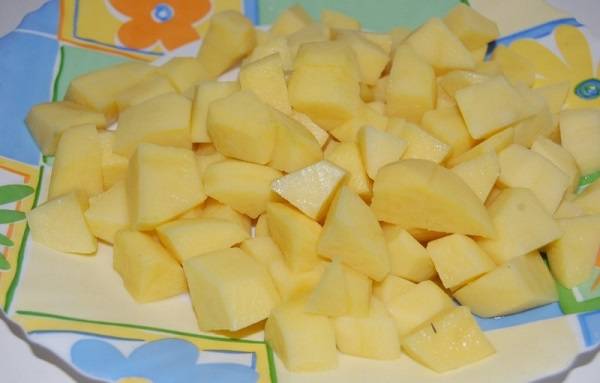 5. Очистить картофель и нарезать кубиками или небольшими брусочками. 