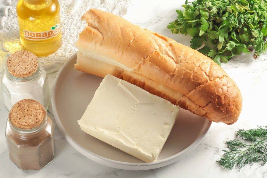 Подготовьте указанные ингредиенты. Вам понадобится белый хлеб: батон, багет, кирпичик. Сливочное масло выбирайте хорошего качества.