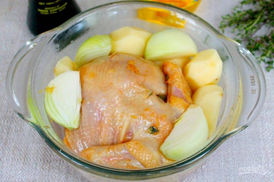К цыпленку добавляем лук и картофель. Ставим форму в духовку. Готовим 30 минут при температуре 200 градусов. Затем снижаем температуру до 180 и продолжаем готовить еще 30-40 минут. 