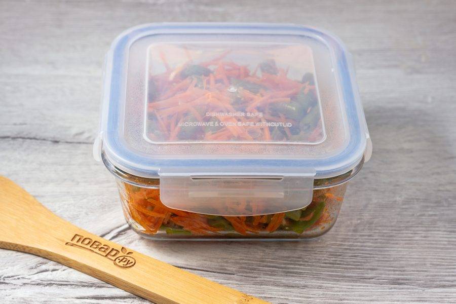 Накройте салат крышкой и уберите в холодильник на 2-3 часа. Периодически встряхивайте или перемешивайте.