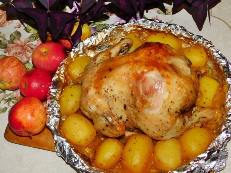 Курица с яблоками и картошкой в духовке