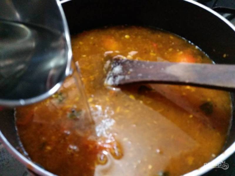 6. Долейте воду и прокипятите суп.