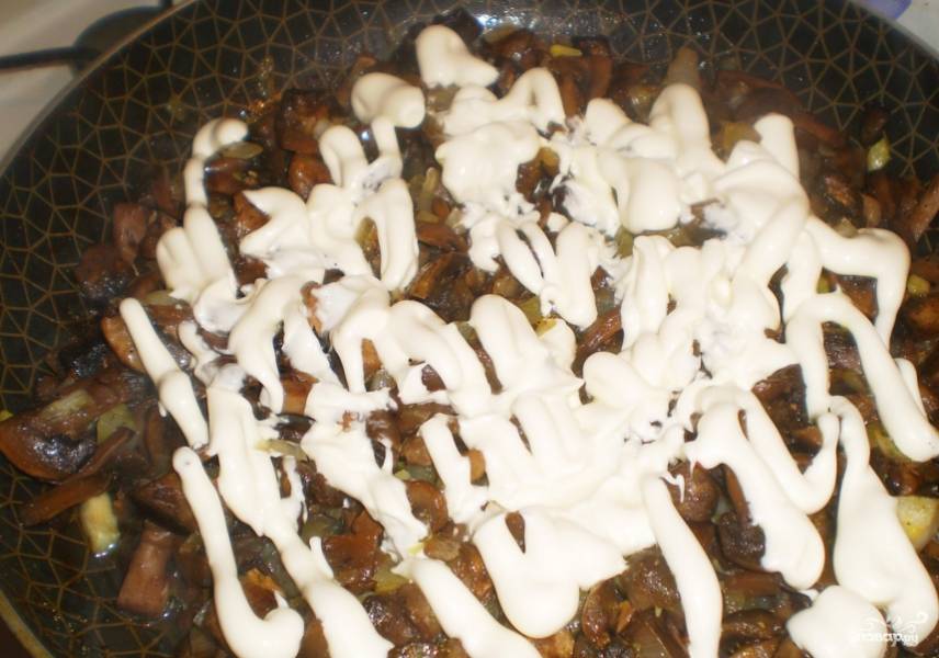 2. Теперь пришло время добавить сметану. Перемешайте ее с грибами и луком. Затем добавьте соль, перец и специи по своему усмотрению. 