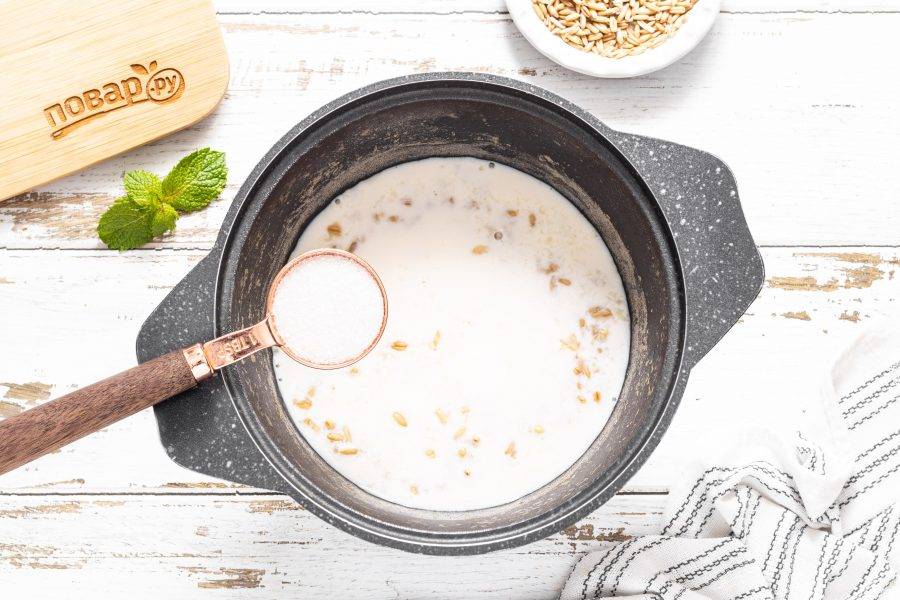 Добавьте сахар по вкусу. Варите еще 20 минут на небольшом огне под крышкой.