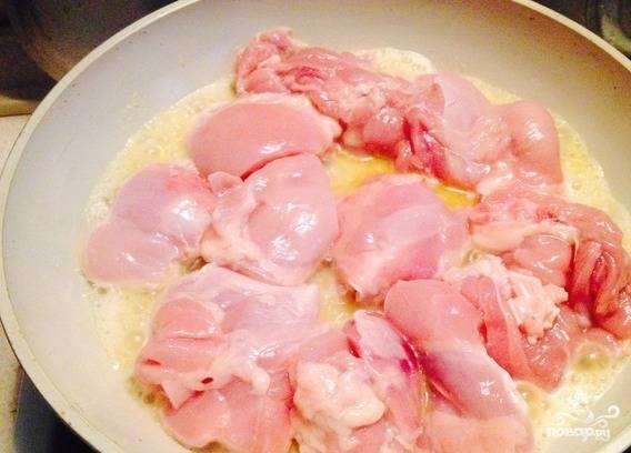 Мясо помойте и нарежьте крупными кусками. Обжарьте их на масле до золотистой корочки. Вскипятите воду, чуть её подсолите, переложите поджаренное мясо в кипяток.